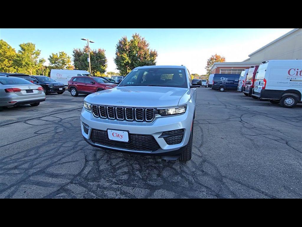new 2025 Jeep Grand Cherokee car, priced at $40,263