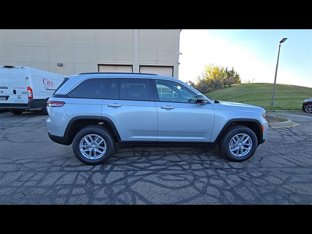 new 2025 Jeep Grand Cherokee car, priced at $40,263