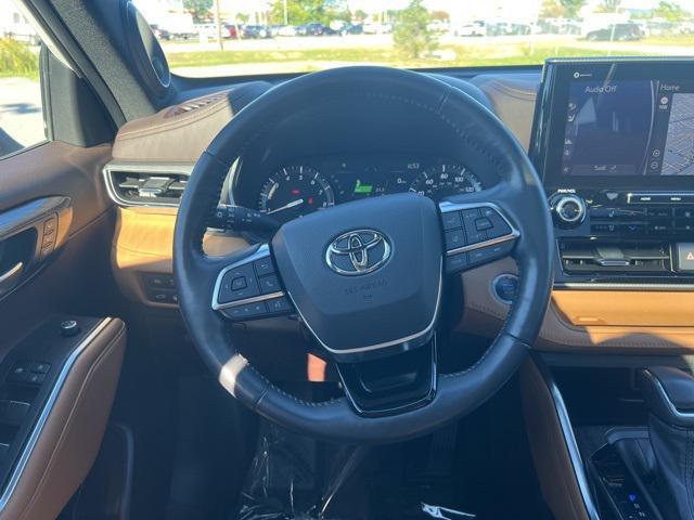 used 2021 Toyota Highlander car, priced at $36,275