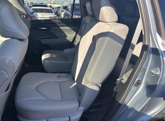 used 2021 Toyota Highlander car, priced at $33,000