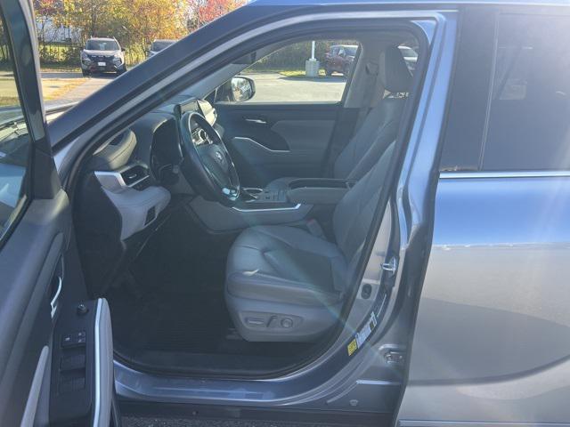 used 2021 Toyota Highlander car, priced at $33,000