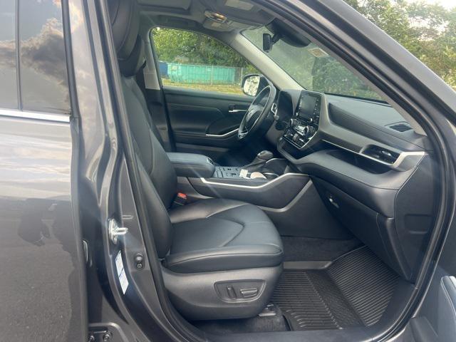 used 2021 Toyota Highlander car, priced at $32,400