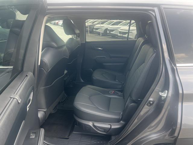 used 2021 Toyota Highlander car, priced at $32,400