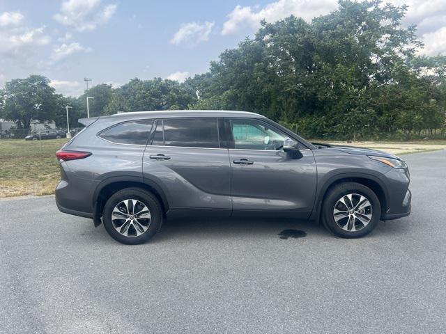 used 2021 Toyota Highlander car, priced at $32,400