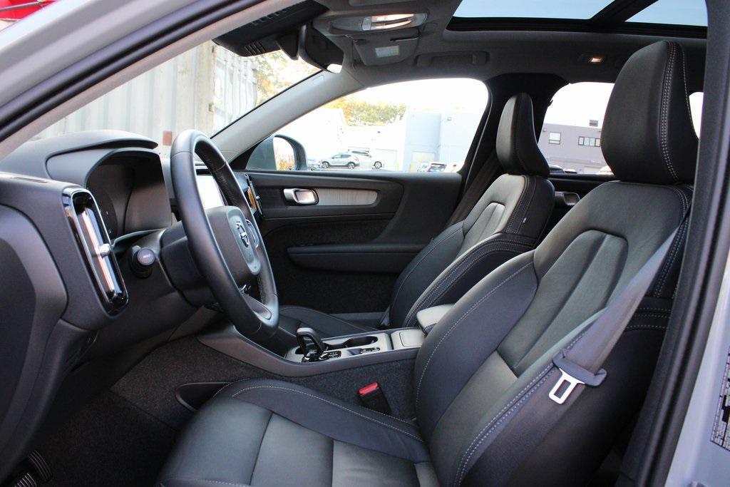 new 2025 Volvo XC40 car, priced at $46,015