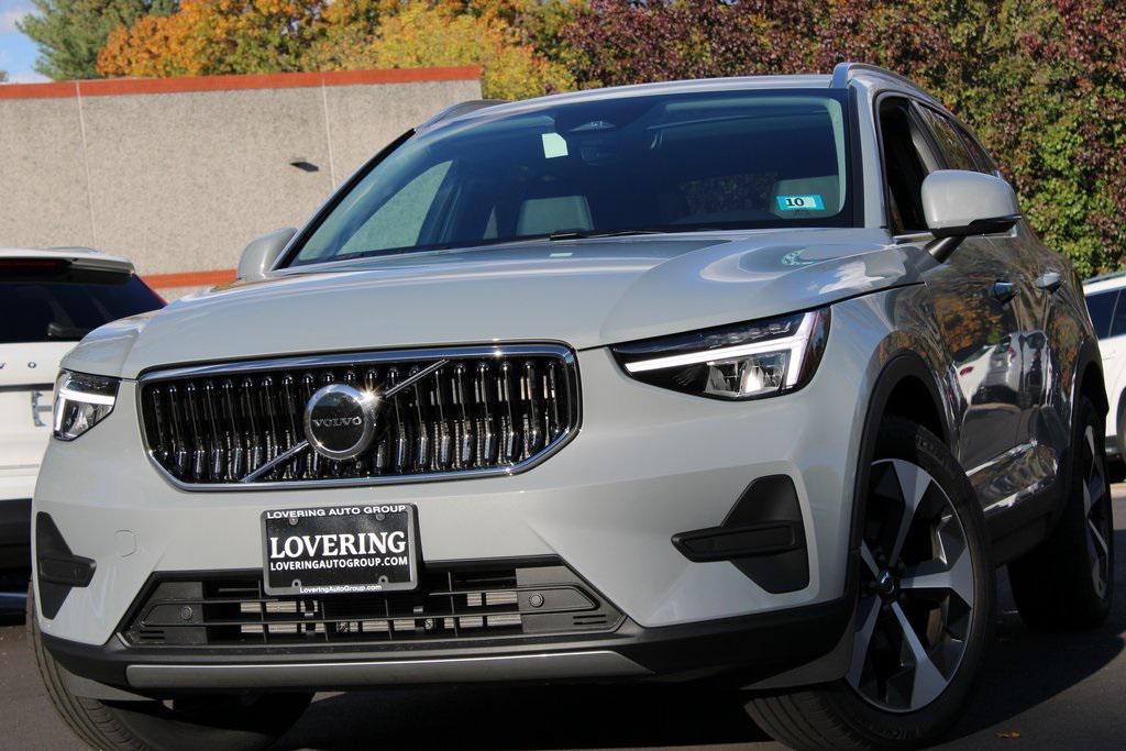 new 2025 Volvo XC40 car, priced at $46,015