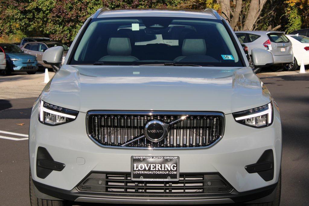 new 2025 Volvo XC40 car, priced at $46,015