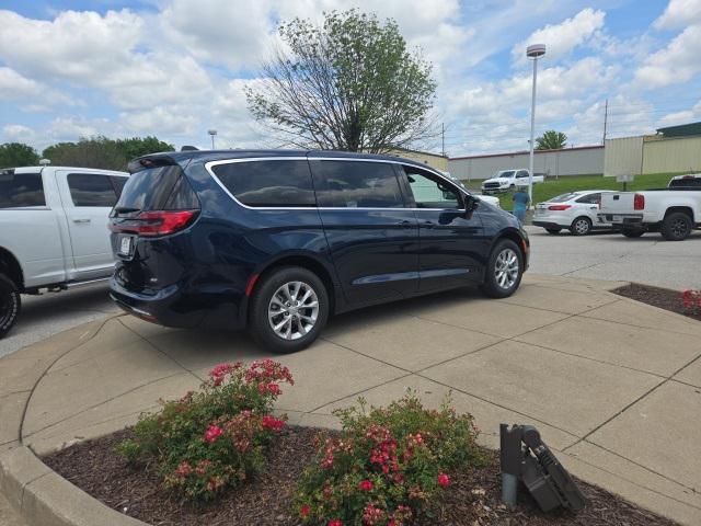 new 2025 Chrysler Pacifica car, priced at $40,321