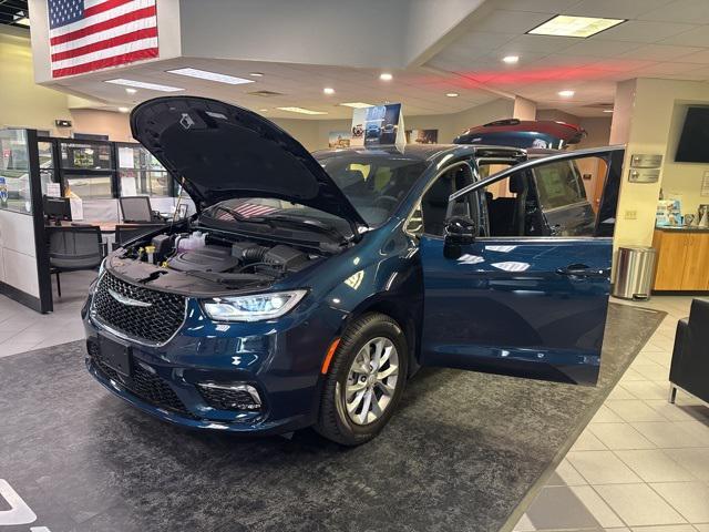 new 2025 Chrysler Pacifica car, priced at $41,942