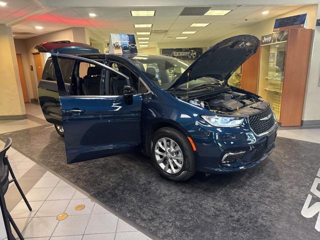 new 2025 Chrysler Pacifica car, priced at $41,942