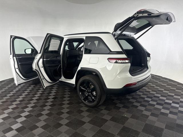 new 2025 Jeep Grand Cherokee car, priced at $48,000