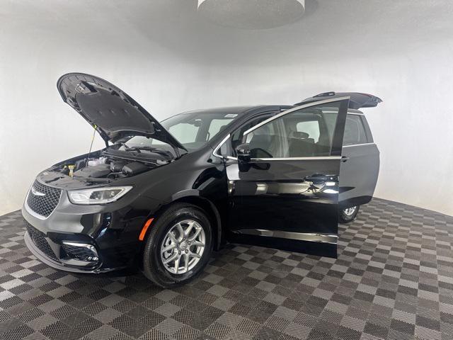 new 2025 Chrysler Pacifica car, priced at $41,176
