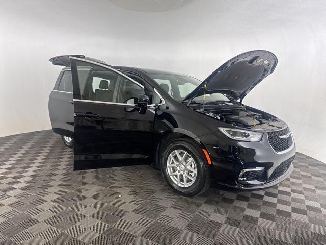 new 2025 Chrysler Pacifica car, priced at $41,176