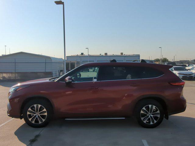 used 2022 Toyota Highlander car, priced at $30,300