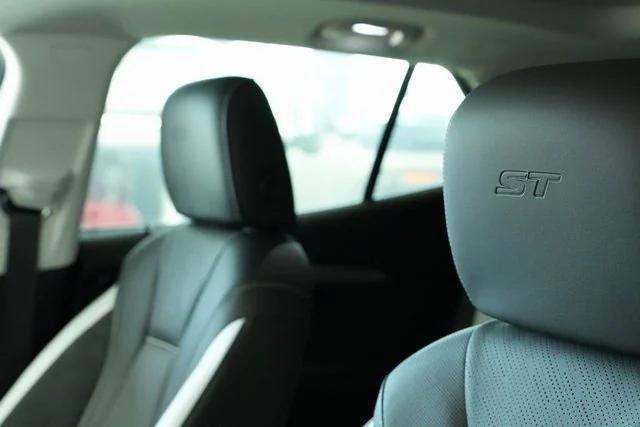 new 2025 Buick Envision car, priced at $40,213