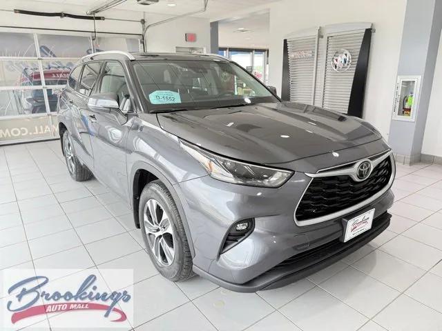 used 2022 Toyota Highlander car, priced at $41,995