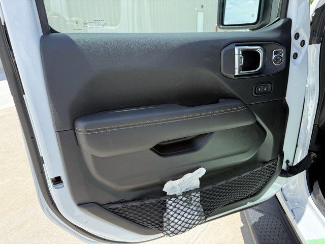 new 2025 Jeep Gladiator car, priced at $39,675