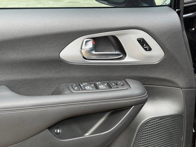 new 2025 Chrysler Pacifica Hybrid car, priced at $46,482