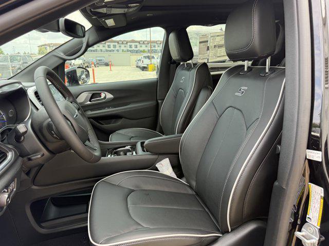 new 2025 Chrysler Pacifica Hybrid car, priced at $46,482