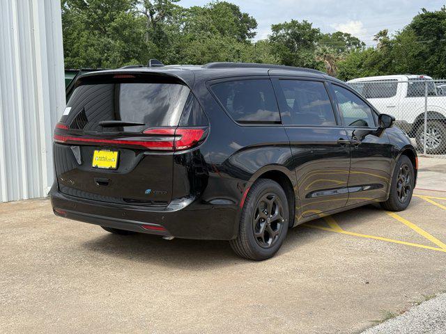 new 2025 Chrysler Pacifica Hybrid car, priced at $46,482
