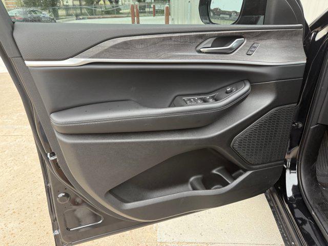 new 2025 Jeep Grand Cherokee car, priced at $39,097