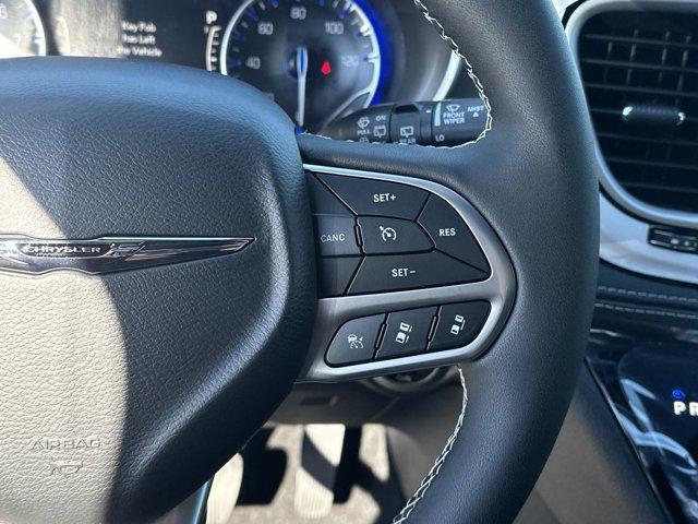 new 2025 Chrysler Pacifica car, priced at $35,257