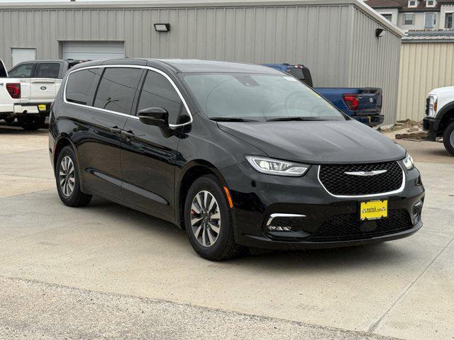 new 2025 Chrysler Pacifica Hybrid car, priced at $42,124