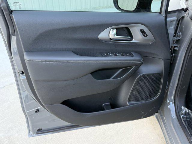 new 2025 Chrysler Pacifica car, priced at $35,987