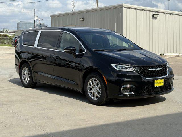 new 2025 Chrysler Pacifica car, priced at $35,452