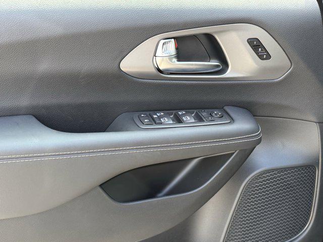 new 2025 Chrysler Pacifica car, priced at $35,452