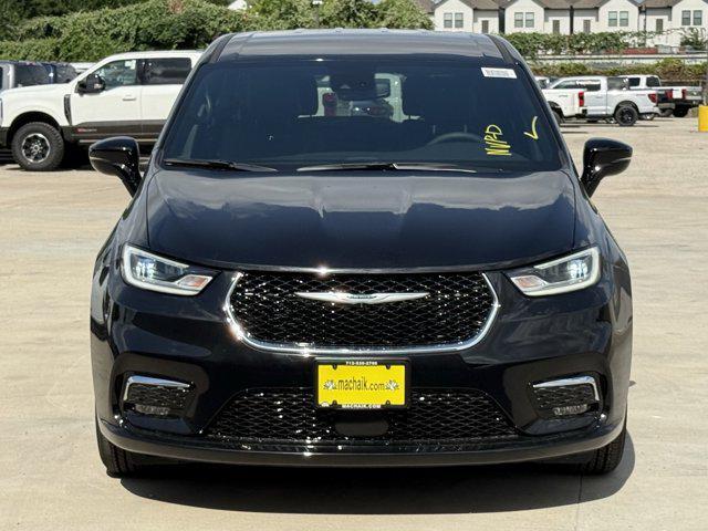 new 2025 Chrysler Pacifica car, priced at $35,452