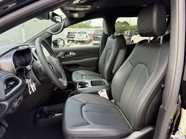 new 2025 Chrysler Pacifica car, priced at $35,452