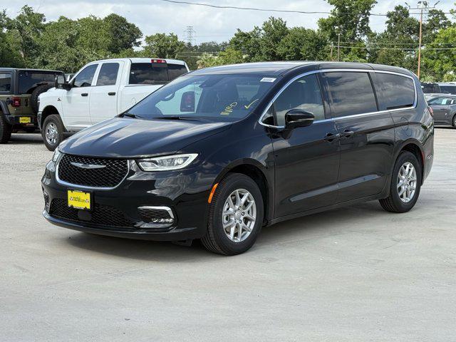 new 2025 Chrysler Pacifica car, priced at $35,452