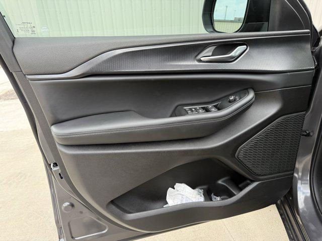 new 2025 Jeep Grand Cherokee car, priced at $33,750