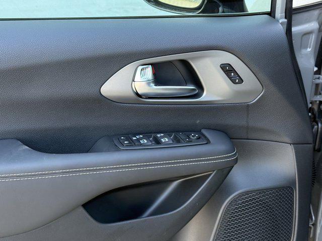 new 2025 Chrysler Pacifica car, priced at $35,687