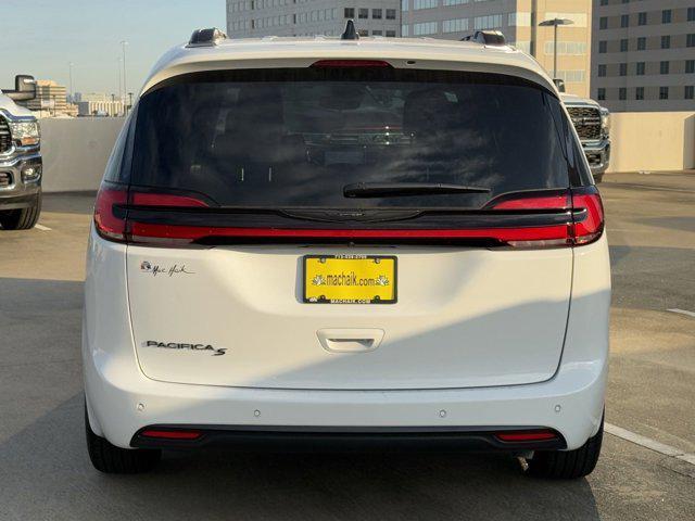 new 2024 Chrysler Pacifica car, priced at $35,926