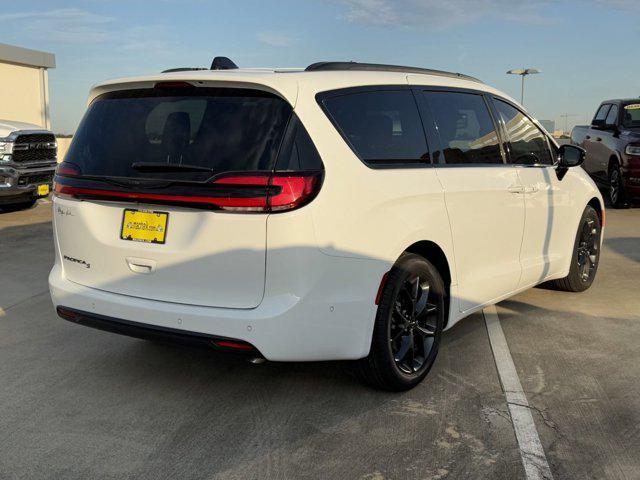 new 2024 Chrysler Pacifica car, priced at $35,926