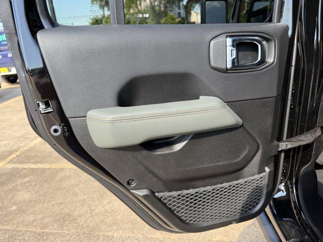 new 2025 Jeep Gladiator car, priced at $45,617