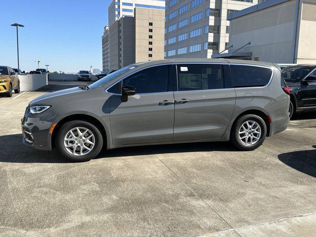 new 2025 Chrysler Pacifica car, priced at $39,652