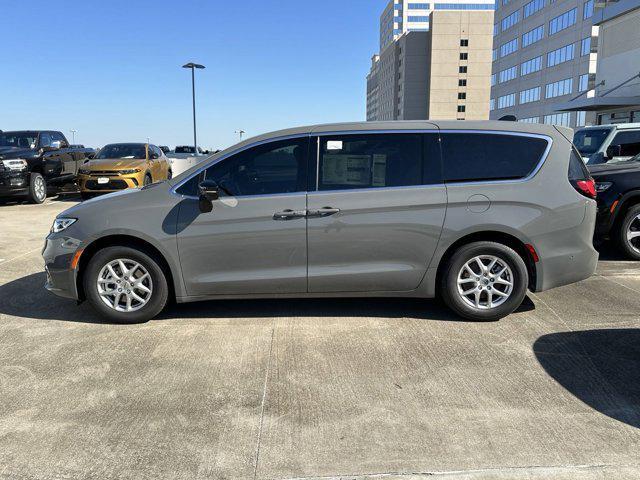 new 2025 Chrysler Pacifica car, priced at $39,652