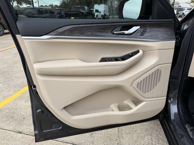 new 2025 Jeep Grand Cherokee car, priced at $45,824