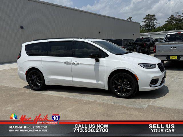 new 2025 Chrysler Pacifica car, priced at $41,685