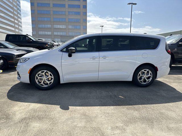 new 2024 Chrysler Pacifica car, priced at $40,374