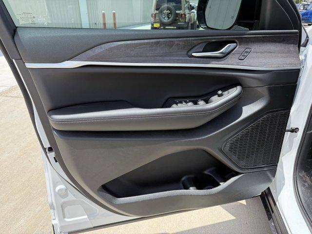 new 2025 Jeep Grand Cherokee car, priced at $40,224