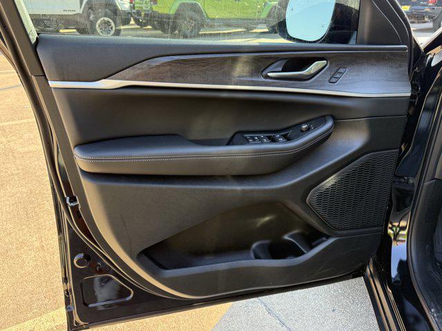 new 2025 Jeep Grand Cherokee car, priced at $45,600