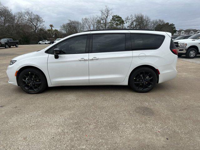 new 2024 Chrysler Pacifica car, priced at $42,642