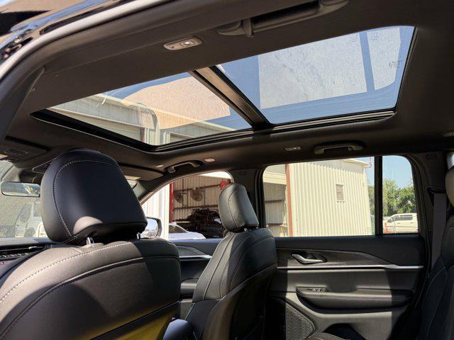 new 2025 Jeep Grand Cherokee car, priced at $41,644