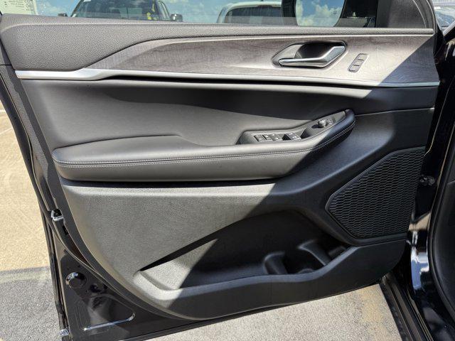 new 2025 Jeep Grand Cherokee car, priced at $40,742