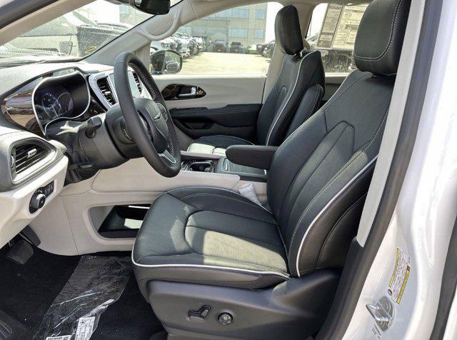 new 2024 Chrysler Pacifica car, priced at $39,874