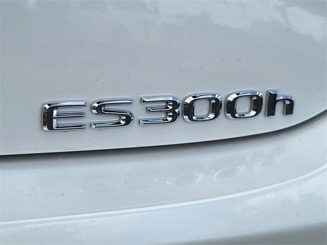 new 2025 Lexus ES 300h car, priced at $48,894